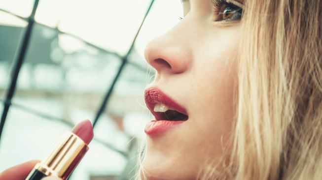 7 Lipstik dengan Moisturizer untuk Usia 40 Tahun ke Atas, Bibir Lembap Anti Kerutan