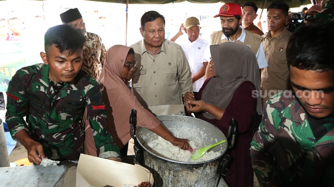 Presiden Prabowo Subianto (ketiga kiri) bersama Gubernur Aceh Muzakir Manaf (ketiga kanan) mengunjungi dapur umum pengungsian bencana alam di Desa Belee Panah, Bireuen, Aceh, Minggu (7/12/2025). [ANTARA FOTO/Irwansyah Putra/nz]