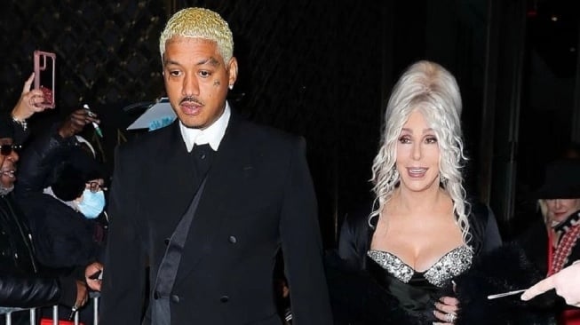 Cher (79) dikabarkan akan menikah dengan Alexander Edwards (39) sebelum sang penyanyi berulang tahun ke-80. [Instagram]