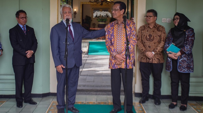 Perdana Menteri Timor Leste Xanana Gusmão (kedua kiri) dan Gubernur D.I Yogyakarta Sri Sultan HBX (ketiga kiri) menjawab pertanyaan wartawan usai pertemuan tertutup di Kantor Gubernur DIY, Kepatihan, Yogyakarta, Senin (8/12/2025). [ANTARA FOTO/Andreas Fitri Atmoko/nz]