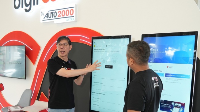 Chief Executive Auto2000 Anton Jimmi Suwandy sedang mengoperasikan platform Auto2000 Digiroom terbaru, di Booth Digiroom Astra Biz Center, BSD, Tangerang, Banten. (Foto: Ist)