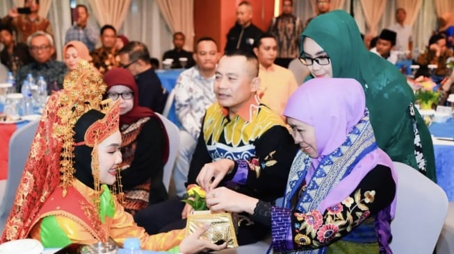 Gubernur Jawa Timur Khofifah Indar Parawansa disambut dengan tarian adat Kepulauan Riau saat hadir dalam Forum Silaturahmi dengan Masyarakat Kepulauan Riau asal Jatim di Hotel Nagoya Hill, Batam (Dok: Pemprov Jatim)