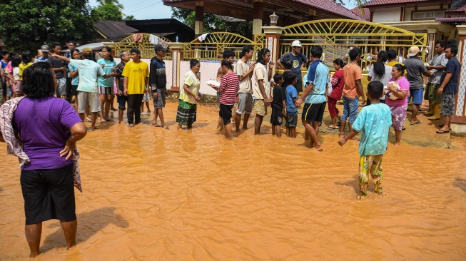 Sejumlah pengungsi bencana banjir bandang dan longsor antre bantuan sembako di Kelurahan Hutanabolon, Kecamatan Tukka,Tapanuli Tengah, Sumatera Utara, Minggu (8/12/2025). [ANTARA FOTO/Muhammad Adimaja/nz]