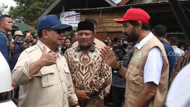 Presiden Prabowo Subianto (kiri) berbincang dengan Gubernur Aceh Muzakir Manaf (kanan) dan Bupati Bireuen Mukhlis (tengah) saat mengunjungi posko pengungsian bencana alam di Desa Belee Panah, Bireuen, Aceh, Minggu (7/12/2025). [ANTARA FOTO/Irwansyah Putra/nz]