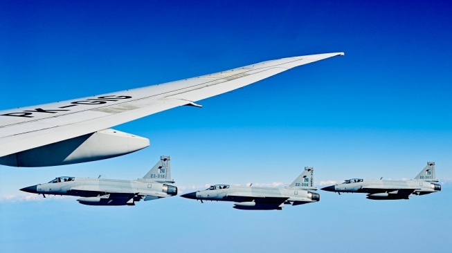 Pesawat jet tempur menyambut kedatangan Presiden Prabowo Subianto di Islamabad, Pakistan, Senin (8/12/2025). (Biro Pers Sekretariat Presiden)