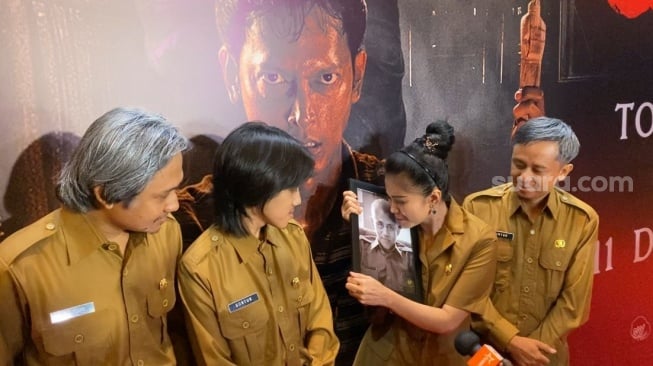 Karina Ranau mencium foto Epy Kusnandar di gala premiere film Qorin 2 di kawasan Kuningan, Jakarta Selatan pada Senin, 8 Desember 2025. [Suara.com/Tiara Rosana]