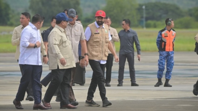 Viral! Sepatu Kotor Jadi 'Saksi Bisu' Kepedulian Gubernur Aceh Saat Turun Langsung Bersama Presiden