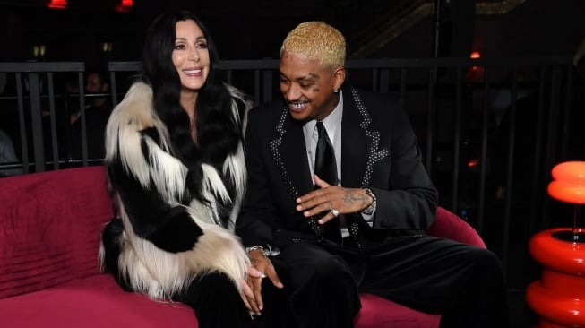 Cher (79) dikabarkan akan menikah dengan Alexander Edwards (39) sebelum sang penyanyi berulang tahun ke-80. [Instagram]