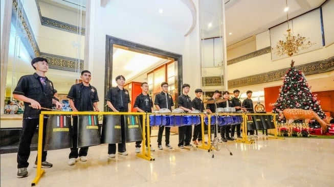 Pertunjukan perkusi dari anak-anak Panti Asuhan Griya Asih di Lobi Lagoon The Sultan Hotel Jakarta (Dok: The Sultan Hotel & Residence Jakarta)