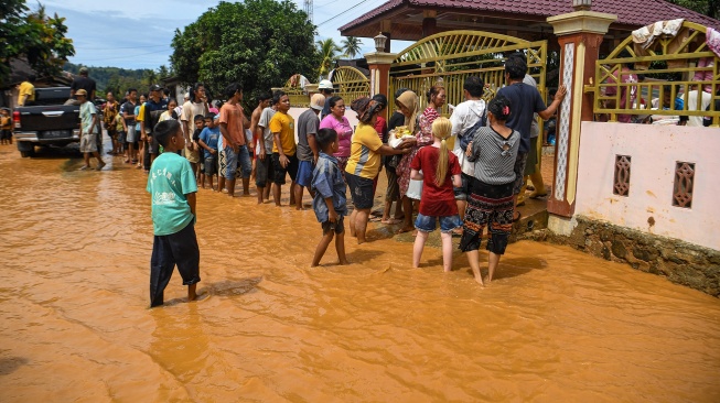 Sejumlah pengungsi bencana banjir bandang dan longsor antre bantuan sembako di Kelurahan Hutanabolon, Kecamatan Tukka,Tapanuli Tengah, Sumatera Utara, Minggu (8/12/2025). [ANTARA FOTO/Muhammad Adimaja/nz]