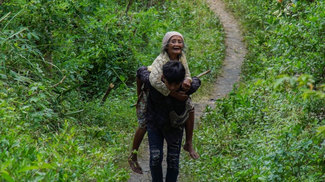 Warga mengungsi ke perbukitan di Dusun Sumberlangsep, Desa Jugosari, Kecamatan Candipuro, Lumajang, Jawa Timur, Senin (8/12/2025). [ANTARA FOTO/Irfan Sumanjaya/nz]
