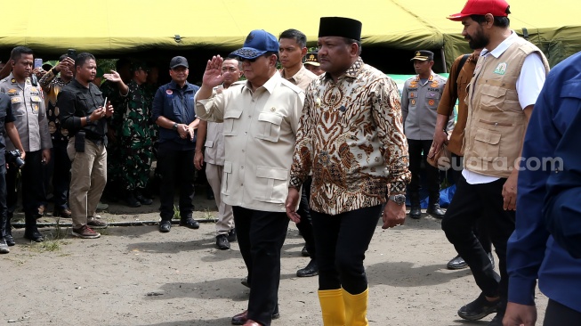 Presiden Prabowo Subianto (ketiga kanan) didampingi Gubernur Aceh Muzakir Manaf (kanan) dan Bupati Bireuen Mukhlis (kedua kanan) menyapa pengungsi di posko pengungsian Desa Belee Panah, Bireuen, Aceh, Minggu (7/12/2025). [ANTARA FOTO/Irwansyah Putra/nz]
