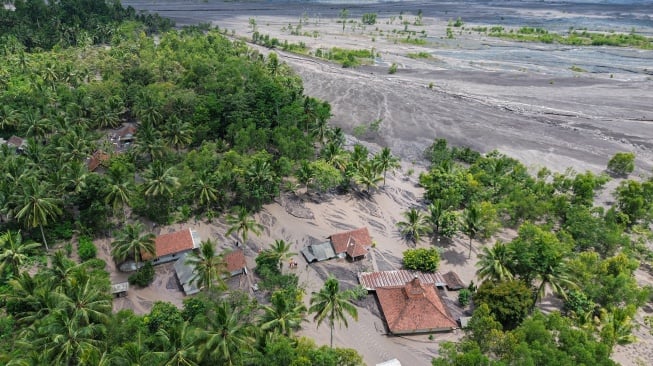 Foto udara kondisi permukiman warga yang terdampak banjir lahar hujan Gunung Semeru di Dusun Sumberlangsep, Desa Jugosari, Kecamatan Candipuro, Lumajang, Jawa Timur, Senin (8/12/2025). [ANTARA FOTO/Irfan Sumanjaya/nz]