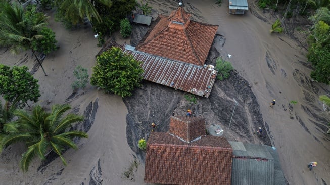 Foto udara kondisi permukiman warga yang terdampak banjir lahar hujan Gunung Semeru di Dusun Sumberlangsep, Desa Jugosari, Kecamatan Candipuro, Lumajang, Jawa Timur, Senin (8/12/2025). [ANTARA FOTO/Irfan Sumanjaya/nz]