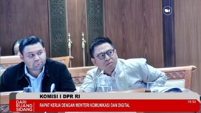 DPR 'Sentil' Komdigi: Bantuan Triliunan Rupiah Pemerintah Jangan Kalah Viral dari Donasi Rp10 M!