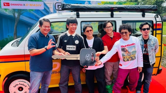 Penyerahan unit mobil modifikasi Gran Max City Pop kepada D’Masiv hasil kolaborasi dengan NMAA dan Gofar Hilman. (Foto: ADM)