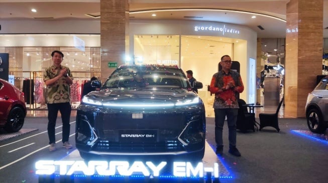 Geely Starray EM-1 menyapa warga Yogyakarta (Suara.com/ Gagah Radhitya)
