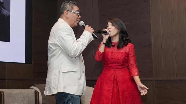 Clay Siahaan dan Sisca Insani berduet saat merilis lagu "Home for Christmas" di Jakarta. [Rena Pangesti/Suara.com]