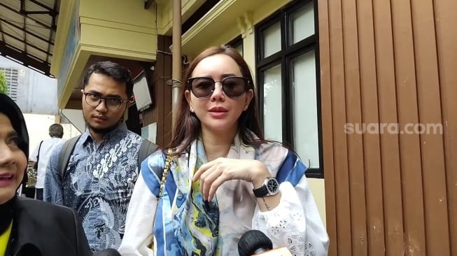 Aura Kasih ditemui di Pengadilan Agama Jakarta Selatan pada Selasa, 9 Desember 2025. [Suara.com/Rena Pangesti]