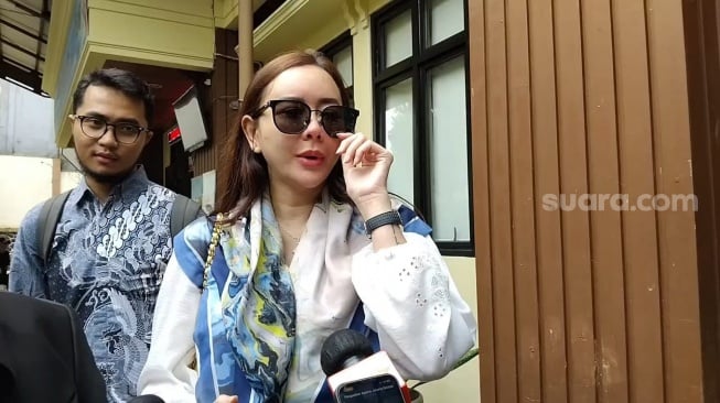 Aura Kasih ditemui di Pengadilan Agama Jakarta Selatan pada Selasa, 9 Desember 2025. [Suara.com/Rena Pangesti]