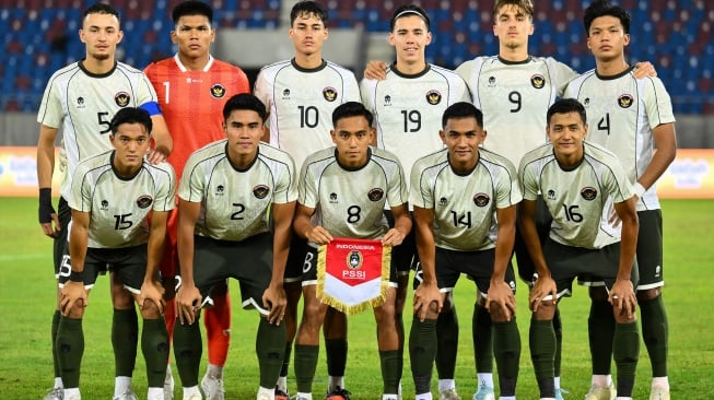 Sejumlah pesepak bola Timnas Indonesia U-22 berpose sebelum bertanding melawan Timnas Filipina pada pertandingan babak penyisihan Grup C Sepak Bola SEA Games 2025 di The 700th Anniversary of Chiang Mai Stadium, Chiang Mai, Thailand, Senin (8/12/2025). [ANTARA FOTO/Nova Wahyudi/nym]
