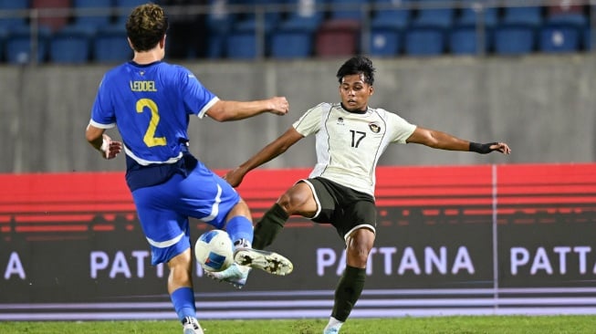 Pesepak bola Timnas Indonesia U-22 Rahmat Arjuna Reski (kanan) berebut bola dengan pesepak bola Timnas Filipina Noah River Leddel (kiri) pada pertandingan babak penyisihan Grup C Sepak Bola SEA Games 2025 di The 700th Anniversary of Chiang Mai Stadium, Chiang Mai, Thailand, Senin (8/12/2025). [ANTARA FOTO/Nova Wahyudi/nym]
