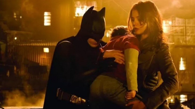 Film Batman Begins yang dibintangi Christian Bale, Katie Holmes, Michael Caine, dan Liam Neeson akan tayang Selasa (9/12/2025) malam ini pukul 21.00 WIB di Trans TV. [YouTube]