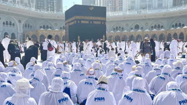 Bentuk Syukur Dapat Umroh dari PNM, Tangis Haru Nasabah PNM Mekaar di Sujud Pertama