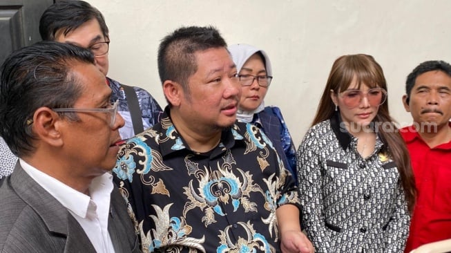 Ki Kusumo didampingi tim kuasa hukumnya usai menghadiri sidang kasus perebutan legitimasi PARFI di Pengadilan Negeri Jakarta Selatan pada Selasa, 9 Desember 2025. [Suara.com/Tiara Rosana]