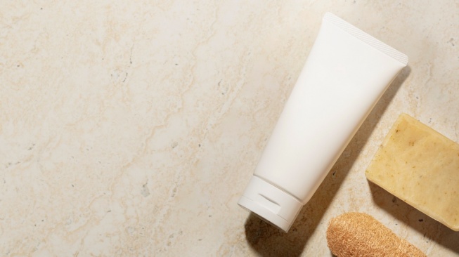 Usia 50-an Cocok Pakai Sabun Cuci Muka Apa? Ini 5 Rekomendasi Produk dengan Anti-Aging