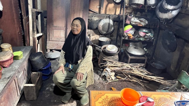 Dari Gelap ke Terang: Senyum Sukinah Menyambut Listrik Pertama di Usia 78 Tahun