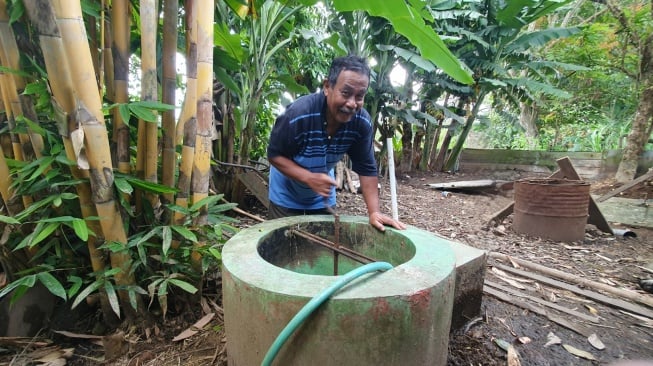 Seorang warga pengguna biogas, Joko Pitoyo (68) di Desa Dukuh RT 03, RW 21 Pandowoharjo, Sleman, Sleman, Rabu (10/12/2025). [Suara.com/Hiskia]