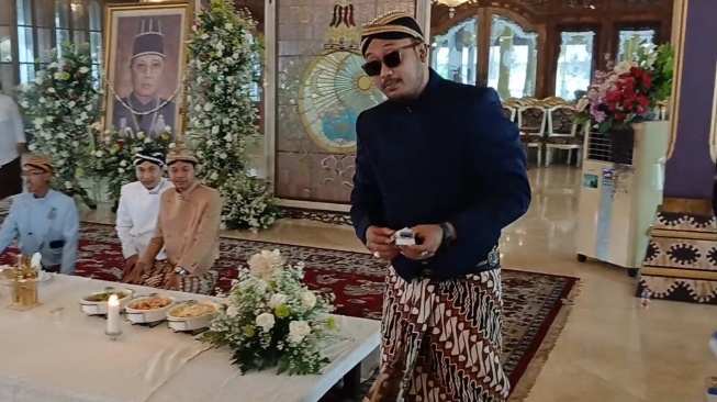 Gaya PB XIV Hangabehi di Acara 40 Hari Wafatnya PB XIII Jadi Sorotan, Serba Hitam