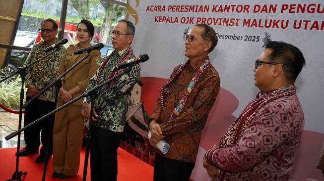 Ketua Dewan Komisioner Otoritas Jasa Keuangan (OJK) Mahendra Siregar (tengah) didampingi Gubernur Maluku Utara Sherly Tjoanda (kedua kiri), Kepala OJK Sulselbar Mochammad Muchlasin (kiri), Kepala Eksekutif Pengawas Perasuransian, Penjaminan, dan Dana Pensiun OJK Ogi Prastomiyono (kedua kanan) dan Kepala OJK Provinsi Maluku Utara Adi Surahmat (kanan) memberi keterangan dalam sesi doorstop usai peresmian kantor dan pengukuhan Kepala OJK Provinsi Maluku Utara di Hotel Bela, Ternate, Maluku Utara, SelasaÂ (9/12/2025). [ANTARA FOTO/Hasrul Said/bar]