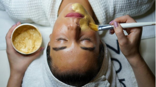 Apakah Masker Emas dan Bubuk Berlian Efektif untuk Kulit Anda?