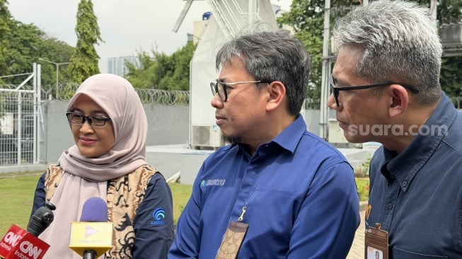 (Kiri-kanan) Dirut BAKTI Komdigi Fadhilah Mathar, Plt Direktur Utama PT PII Andre Permana, dan Direktur Utama PT Satelit Nusantara Tiga (PT SNT) Heru Dwikartono saat ditemui di Stasiun Bumi (Gateway) Satria-1 Satelit Nusantara Tiga di Cikarang, Jawa Barat, Rabu (10/12/2025). [Suara.com/Dicky Prastya]
