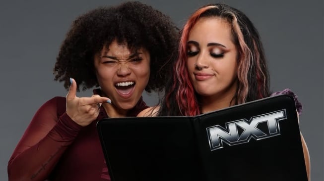 Putri Dwayne Johnson alias The Rock, Simone Johnson (kanan) bersama sang kekasih, Tatyanna Dumas. [Instagram]