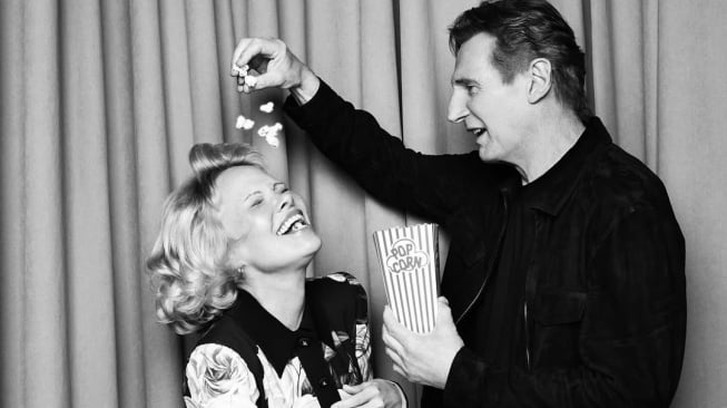 Pamela Anderson akhirnya mengungkap fakta hubungannya dengan Liam Neeson. [Instagram]