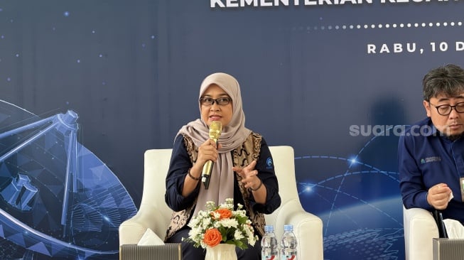 Dirut BAKTI Komdigi Fadhilah Mathar saat konferensi pers di Stasiun Bumi (Gateway) Satria-1 Satelit Nusantara Tiga di Cikarang, Jawa Barat, Rabu (10/12/2025). [Suara.com/Dicky Prastya]