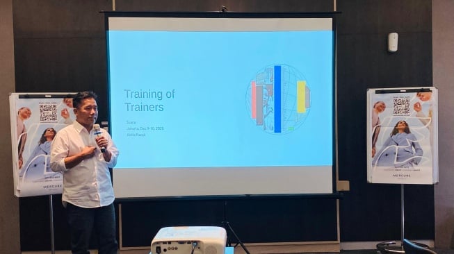 Pemred Suara.com, Suwarjono sampaikan sambutan dalam Training of Trainers (ToT) yang berlangsung selama dua hari, mulai 9 Desember hingga 10 Desember 2025 di Hotel Mercure Cikini, Jakarta. [Suara.com/Elga Maulida]