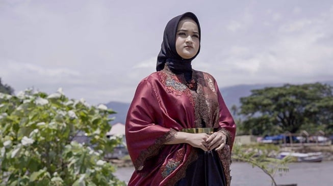 Puspa Indah menyanyikan ulang lagu "Madah Dan Kerenah", ciptaan komposer legendaris Malaysia, M. Natsir dan S. Amin Shahab. [Instagram]