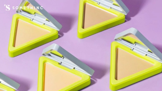Somethinc DNA Airbrush Breathable Powder Foundation. (Shopee)