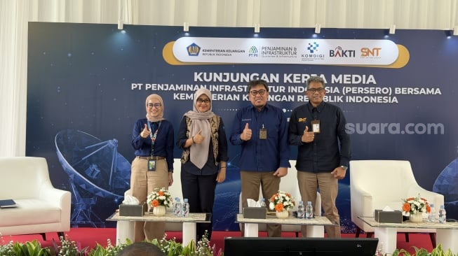 (Kiri-kanan) Dirut BAKTI Komdigi Fadhilah Mathar, Plt Direktur Utama PT PII Andre Permana, dan Direktur Utama PT Satelit Nusantara Tiga (PT SNT) Heru Dwikartono saat ditemui di Stasiun Bumi (Gateway) Satria-1 Satelit Nusantara Tiga di Cikarang, Jawa Barat, Rabu (10/12/2025). [Suara.com/Dicky Prastya]