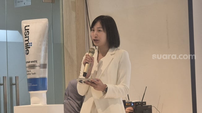 Michelle, Country Manager usmile Indonesia & Malaysia peluncuran odol parfum pertama di dunia, Jakarta, Rabu (10/12/2025). [Suara.com/Dythia] 