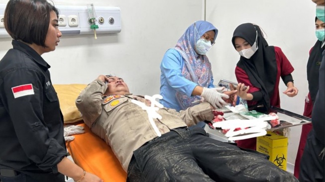 Pasang Badan Lindungi Warga dari Runtuhan Kaca, Kapolsek Kemayoran Dilarikan ke Meja Operasi