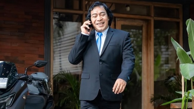 Jadi Relawan Banjir Sumatra, Kenapa Komeng Tak Dihujat seperti Anggota Dewan Lainnya?