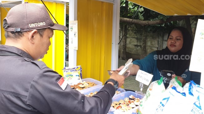 Nada saat menjual sushi dan risol mayo di stan di Budi Mulia Dua Culinary School (BMD Culinary School), Rabu (10/12/2025). [Suara.com/Hiskia]