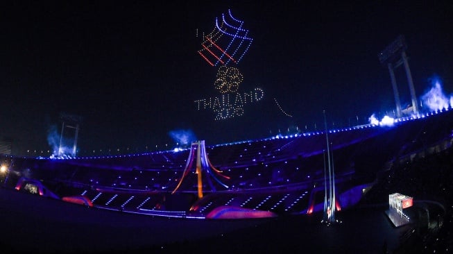 Atraksi formasi pesawat nirawak dalam pembukaan SEA Games 2025 di Stadion Rajamangala, Bangkok, Thailand, Selasa (9/12/2025). [ANTARA FOTO/Nova Wahyudi/sgd/foc]
