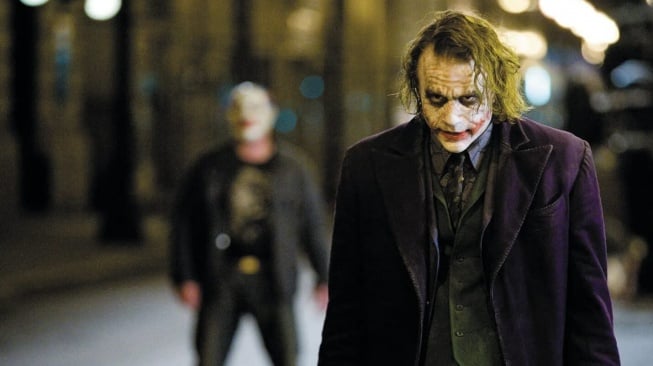 Salah satu penampilan Heath Ledger yang memerankan Joker, bisa Anda saksikan lewat film The Dark Knight yang akan tayang Rabu (10/12/2025) malam ini pukul 21.00 WIB di Trans TV. [YouTube]