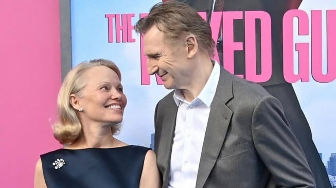 Pamela Anderson akhirnya mengungkap fakta hubungannya dengan Liam Neeson. [Instagram]